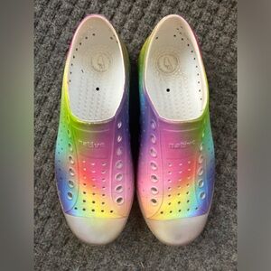 EUC Native Shoes in Rainbow Airbrush - Women’s Size 7, Big Kid’s Size 5